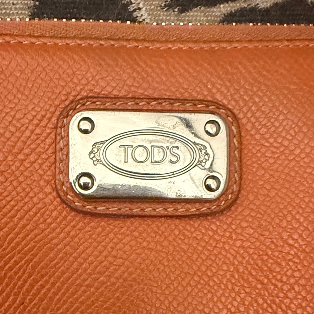 Tod's Vibrant Orange Women's Wallet interior zipper off track - Picture 2 of 5